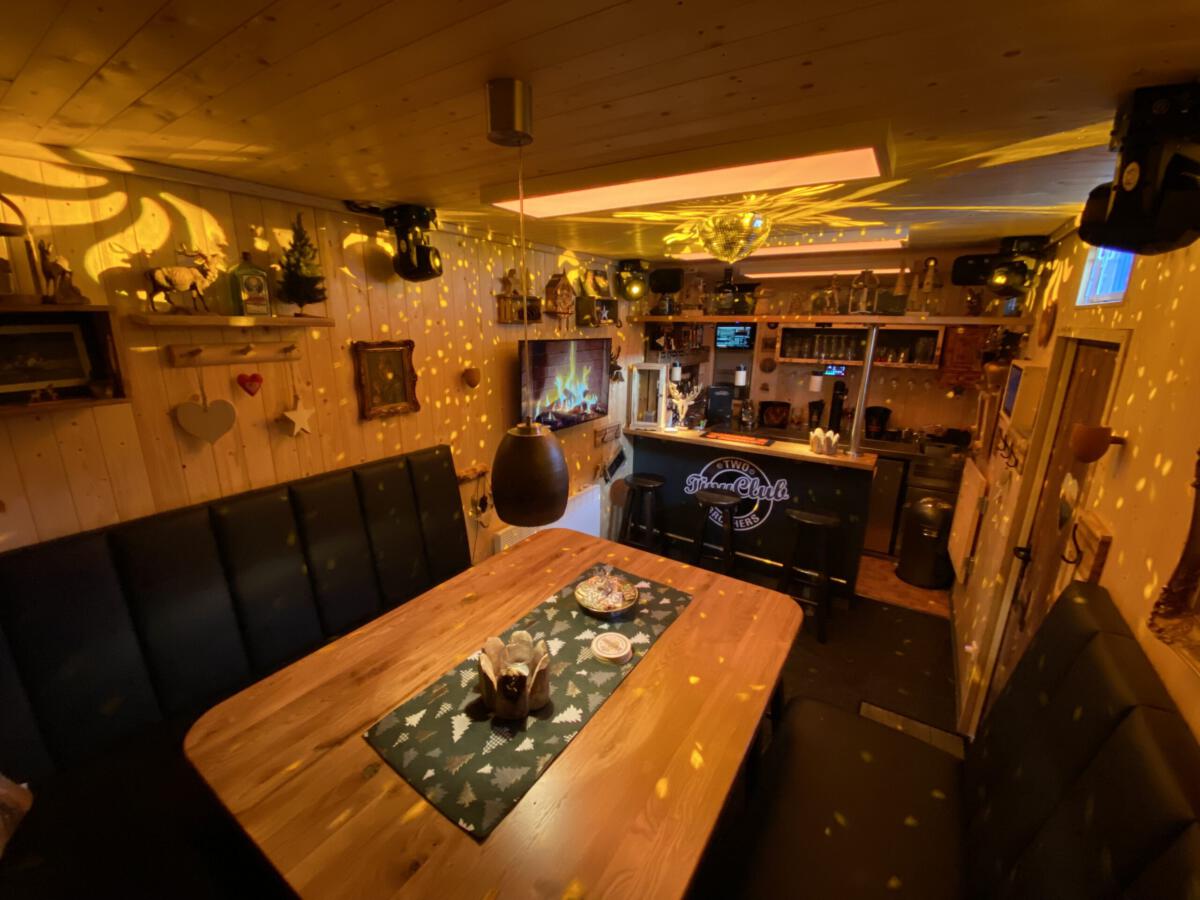 Langer Tisch und Sitzbank im TinyClub