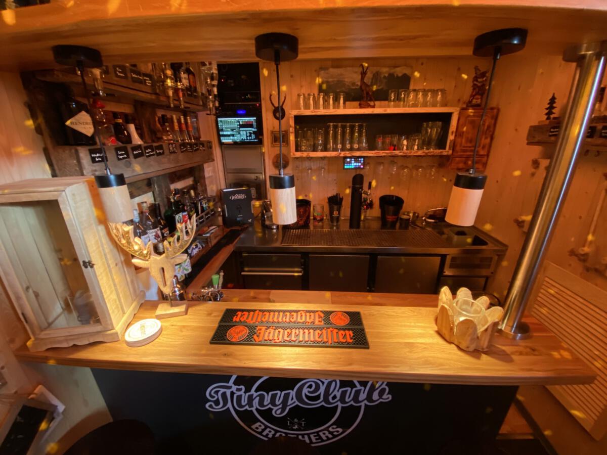 TinyClub Bar mit Theke und Ausstattung
