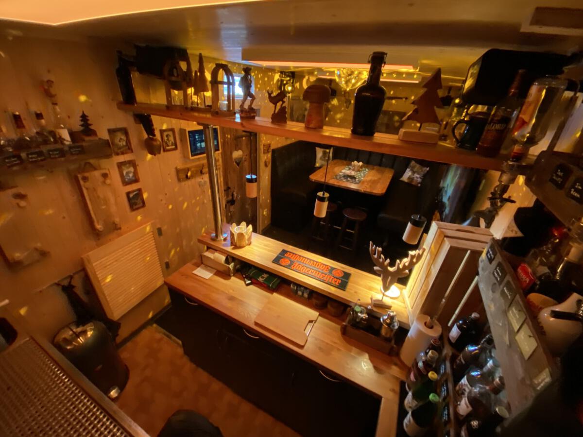 Barbereich mit Technik und Dekoration