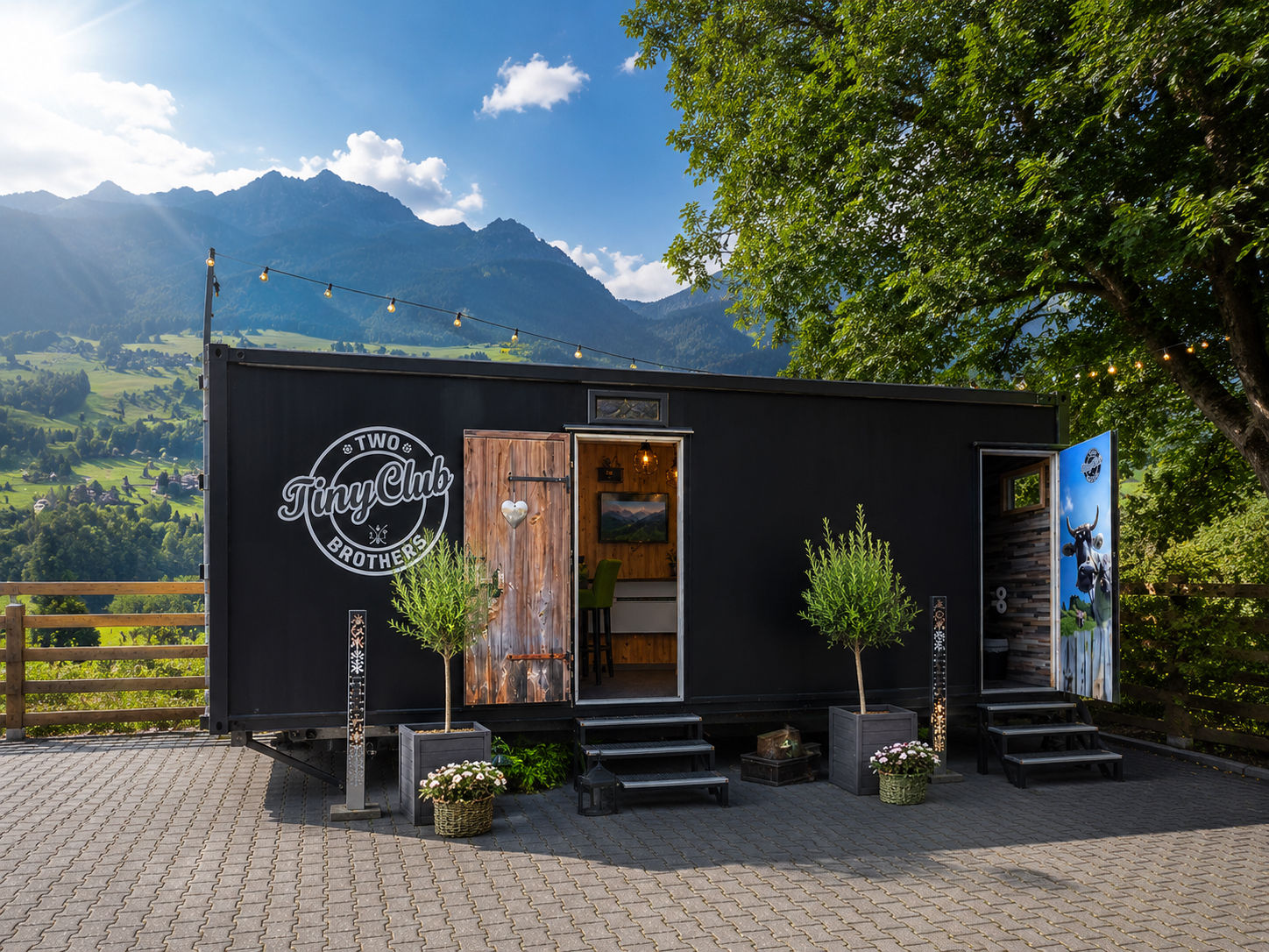 Außenansicht des TinyClub Containers mit geöffneten Türen und dekoriertem Außenbereich
