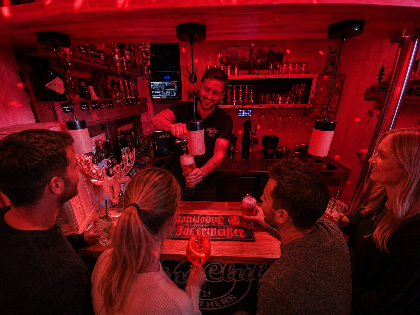TinyClub Bar mit Barkeeper, frischem Bier und Cocktails