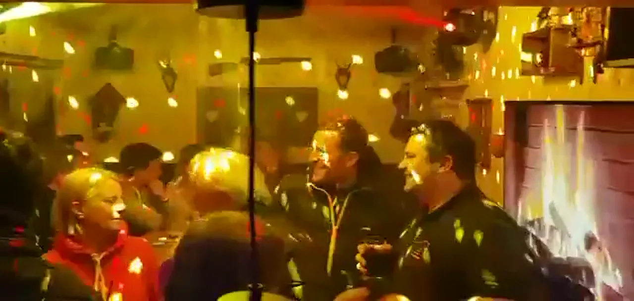 Gäste feiern im TinyClub bei warmem Partylicht