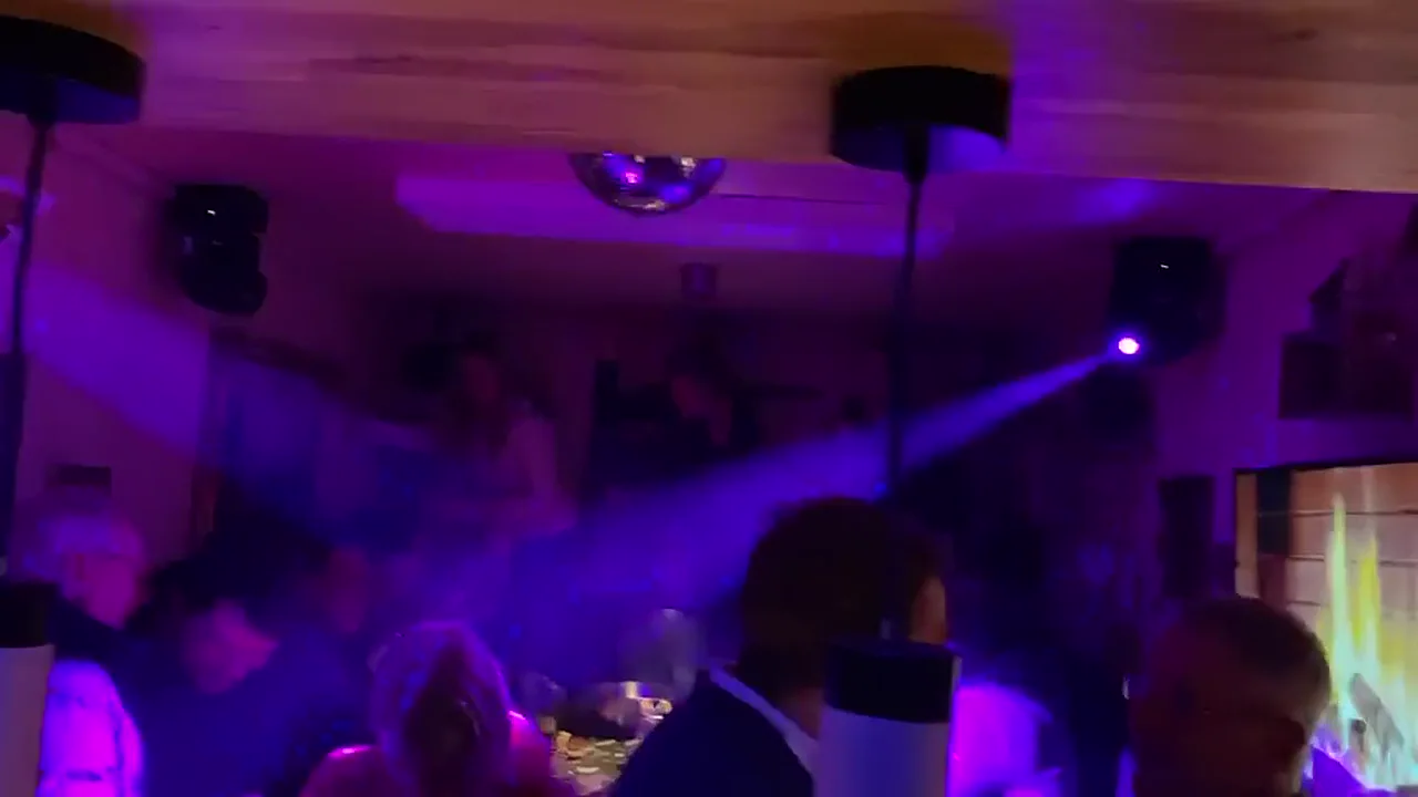 Party im TinyClub mit violettem Licht