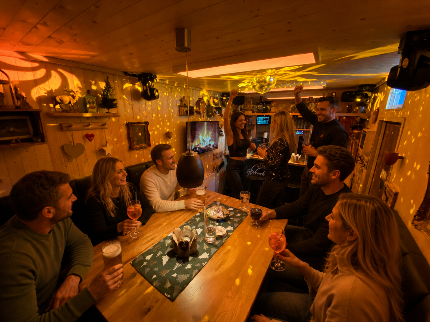 Kleine Tanzrunde im TinyClub mit Cocktails und Partylicht